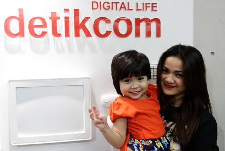 Bukan Marah dan Sentil, Ini Cara Nirina Hadapai si Kecil yang Sedang Rewel