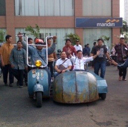 Anis Matta Naik Vespa Tanpa Plat? Begini Jawaban Kalong Hideung