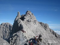 Puncak Merapi dipenuhi pendaki. Puncak Merapi dipenuhi pendaki.