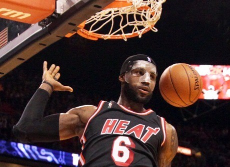 Pakai Topeng Baru, James Bantu Heat Bekuk Magic