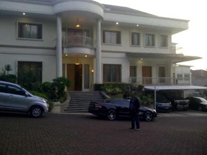 Punya 21 Mobil, Ini Rumah Mewah Suami Anggota DPR Penyekap Staf Dimsum