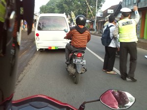 Angkot Berpelat Nopol Reggae ini Lolos dari Petugas