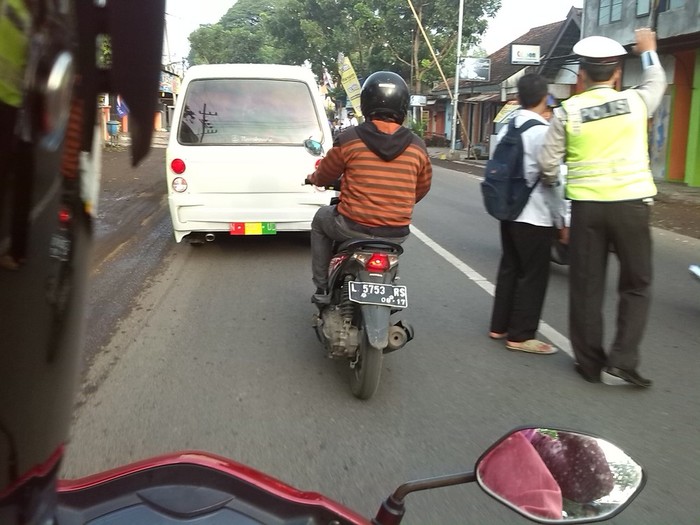 Angkot Berpelat Nopol Reggae ini Lolos dari Petugas