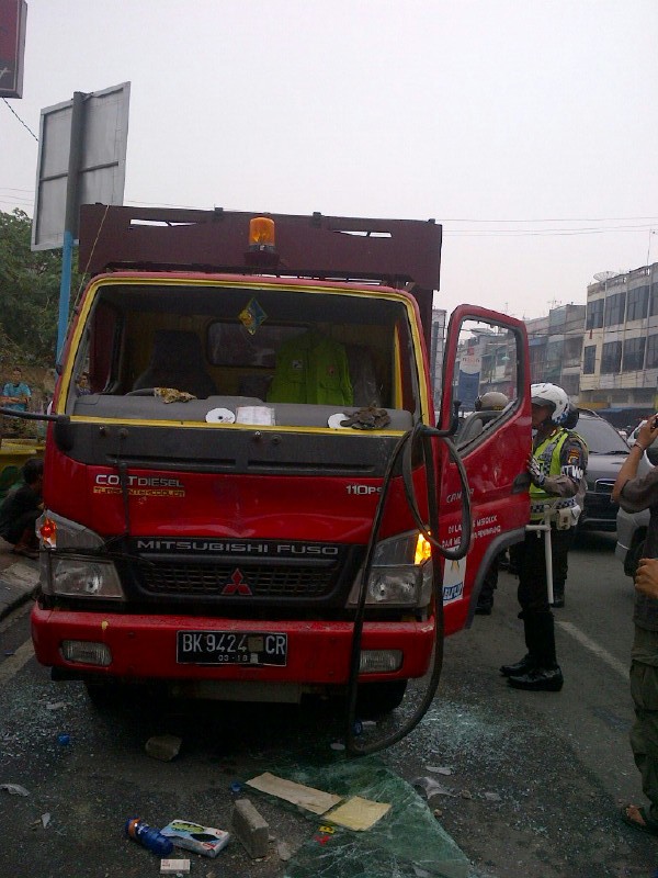 Tabrak Pemotor hingga Tewas, Truk Pengangkut Tabung Elpiji Dirusak Massa