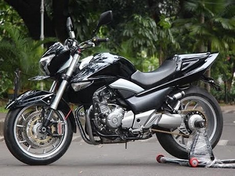 Suzuki Inazuma dengan Kaki-kaki Moge