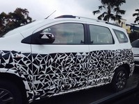         Chevy Spin dengan stiker kamuflase terlihat di Jalan Raya Serpong. (Foto Kevin Wijaya).