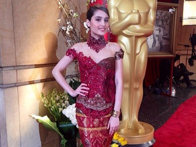 Cinta Laura Cantik Berkebaya di Oscar 2014