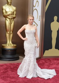 Bintang Frozen, Kristen Bell tampil bak ratu es yang dingin, dengan gaun mermaid yang bertesktur dan mewah. Sanggul cantik dengan tambahan aksesori kalung pas leher dan anting tempel, terlihat cantik dengan clutch dari Ferragamo.
