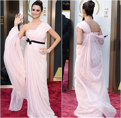 Penelope Cruz tampak cantik malam itu, hanya saja pilihan gaun toga dari Giambattista Valli Haute Couture gagal membuatnya tampil stand-out. Jika diperhatikan dari arah belakang, detail draperi one shoulder yang menyambung dengan layer kain justru menghilangkan siluet tubuhnya dan membuat tampilan gaun tidak cantik.