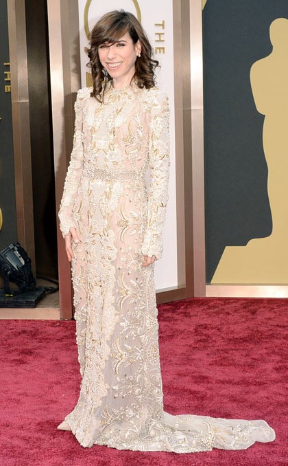 Sally Hawkins terlihat tenggelam dalam balutan gaun penuh detail payet dan embroidery Valentino. Bagian lengan dan rok terlihat kepanjangan untuk aktris bertubuh mungil ini. Ditambah lagi, tatanan rambut yang terlihat berantakan semakin memperburuk penampilannya.