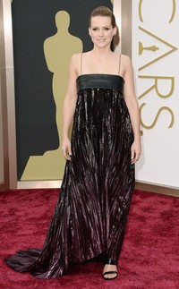 Veerle Baetens memiliki siluet tubuh yang indah. Namun gaun strapless metalik dengan aksen lipit yang dikenakannya menghilangkan bentuk tubuhnya itu. Selain itu, gaun seperti ini lebih cocok dikenakan untuk berlibur di pantai ketimbang karpet merah.