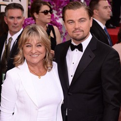 Leonardo DiCaprio Datang ke Red Carpet Piala Oscar Bersama Ibunda