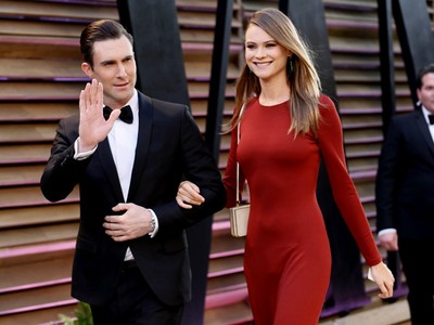 Aww, Serasinya Adam Levine dan Calon Istri di Pesta Oscar