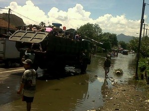 Truk TNI Ini Bantu Angkut Warga yang Terjebak Banjir di Bandung
