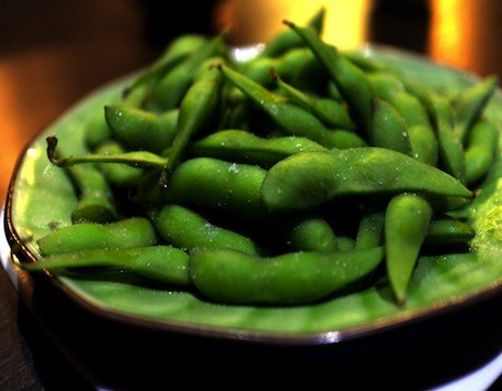 Minumlah Ocha dan Ngemil Edamame Agar Tak Berlebihan Makan Sushi