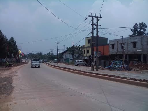 Cegah Kecelakaan, Warga Pasang Karung di Tiang Listrik Jl Ciater