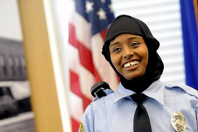 Perempuan Ini Jadi Polwan Berjilbab Pertama di St Paul Minnesotta