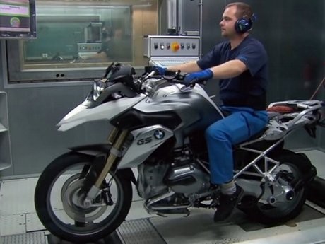 Mengintip Pembuatan Motor Polisi BMW