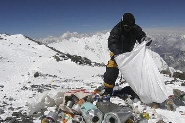 Parah, Puncak Tertinggi di Dunia Dipenuhi Sampah