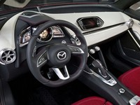 Masuk ke kabin, Mazda mencoba untuk mengikuti warisan-warisan dari mobil-mobil konsep sebelumnya yakni Shinari, Minagi dan Takeri yang tampil sporty namun tetap menampilkan segala ornamen yang fungsional di kabinnya. (Istimewa/Mazda).