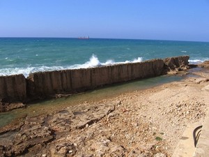 Wow! Pantai di Libanon Punya Tembok Berumur 2.100 Tahun