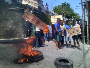 Halang-halangi Petugas Pengukuran Tanah, Warga Semarang Bakar Ban