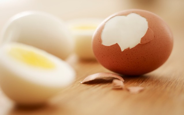 Dengan Trik Ini Telur Rebus Terkupas Mulus