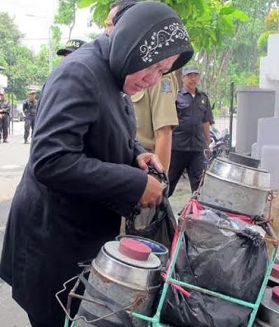 Ketika Risma Memborong Es Lilin