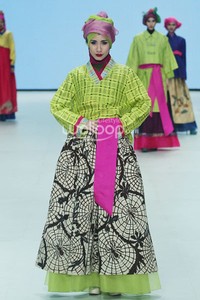 Iva Lativah Akulturasi Revealing Innocence. Indonesia Fashion Week 2014 at Jakarta Convention Center. Senayan. Jakarta. [Foto: Mohammad Abduh/Wolipop]