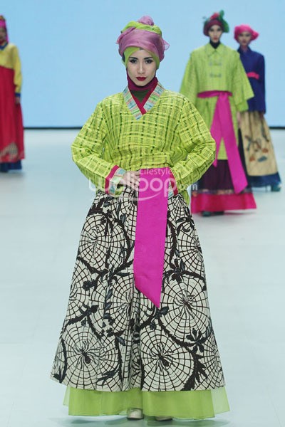 Iva Lativah Akulturasi Revealing Innocence. Indonesia Fashion Week 2014 at Jakarta Convention Center. Senayan. Jakarta. [Foto: Mohammad Abduh/Wolipop]