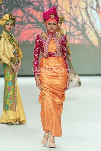 Dian Pelangi Royal Kingdom of Indonesia, Revealing Innocence. Indonesia Fashion Week 2014 at Jakarta Convention Center. Senayan. Jakarta. [Foto: Mohammad Abduh/Wolipop]