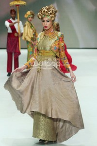 Dian Pelangi Royal Kingdom of Indonesia, Revealing Innocence. Indonesia Fashion Week 2014 at Jakarta Convention Center. Senayan. Jakarta. [Foto: Mohammad Abduh/Wolipop]