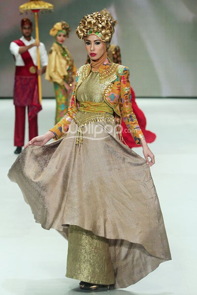 Dian Pelangi Royal Kingdom of Indonesia, Revealing Innocence. Indonesia Fashion Week 2014 at Jakarta Convention Center. Senayan. Jakarta. [Foto: Mohammad Abduh/Wolipop]