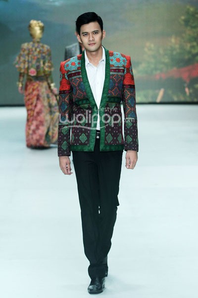 Dian Pelangi Royal Kingdom of Indonesia, Revealing Innocence. Indonesia Fashion Week 2014 at Jakarta Convention Center. Senayan. Jakarta. [Foto: Mohammad Abduh/Wolipop]