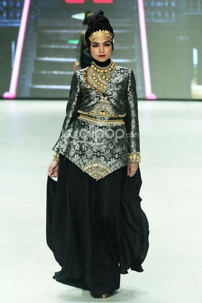Dian Pelangi Royal Kingdom of Indonesia, Revealing Innocence. Indonesia Fashion Week 2014 at Jakarta Convention Center. Senayan. Jakarta. [Foto: Mohammad Abduh/Wolipop]