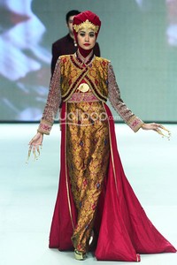 Dian Pelangi Royal Kingdom of Indonesia, Revealing Innocence. Indonesia Fashion Week 2014 at Jakarta Convention Center. Senayan. Jakarta. [Foto: Mohammad Abduh/Wolipop]