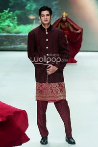 Dian Pelangi Royal Kingdom of Indonesia, Revealing Innocence. Indonesia Fashion Week 2014 at Jakarta Convention Center. Senayan. Jakarta. [Foto: Mohammad Abduh/Wolipop]