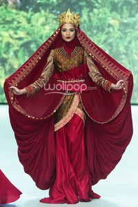 Dian Pelangi Royal Kingdom of Indonesia, Revealing Innocence. Indonesia Fashion Week 2014 at Jakarta Convention Center. Senayan. Jakarta. [Foto: Mohammad Abduh/Wolipop]