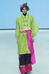 Iva Lativah Akulturasi Revealing Innocence. Indonesia Fashion Week 2014 at Jakarta Convention Center. Senayan. Jakarta. [Foto: Mohammad Abduh/Wolipop]