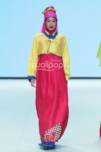 Iva Lativah Akulturasi Revealing Innocence. Indonesia Fashion Week 2014 at Jakarta Convention Center. Senayan. Jakarta. [Foto: Mohammad Abduh/Wolipop]
