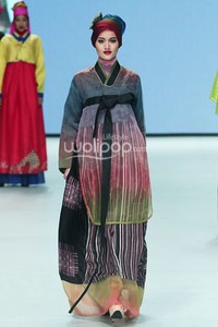 Iva Lativah Akulturasi Revealing Innocence. Indonesia Fashion Week 2014 at Jakarta Convention Center. Senayan. Jakarta. [Foto: Mohammad Abduh/Wolipop]