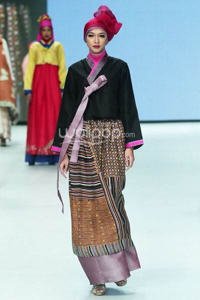 Iva Lativah Akulturasi Revealing Innocence. Indonesia Fashion Week 2014 at Jakarta Convention Center. Senayan. Jakarta. [Foto: Mohammad Abduh/Wolipop]