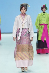 Iva Lativah Akulturasi Revealing Innocence. Indonesia Fashion Week 2014 at Jakarta Convention Center. Senayan. Jakarta. [Foto: Mohammad Abduh/Wolipop]