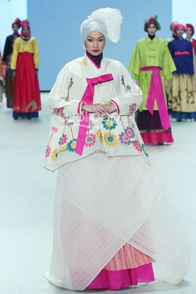 Iva Lativah Akulturasi Revealing Innocence. Indonesia Fashion Week 2014 at Jakarta Convention Center. Senayan. Jakarta. [Foto: Mohammad Abduh/Wolipop]