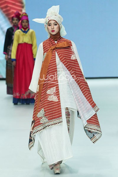 Iva Lativah Akulturasi Revealing Innocence. Indonesia Fashion Week 2014 at Jakarta Convention Center. Senayan. Jakarta. [Foto: Mohammad Abduh/Wolipop]