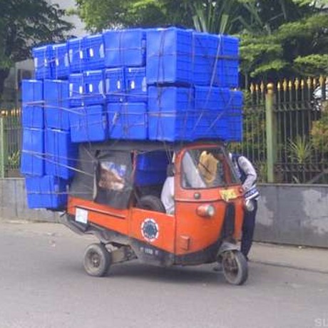 Angkut Barang Berlebih, Bajaj Ekstrem Ini Disetop Petugas