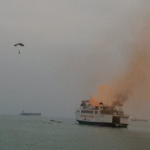 Di Depan SBY, Rescue Khusus Basarnas Beraksi Selamatkan Kapal Terbakar