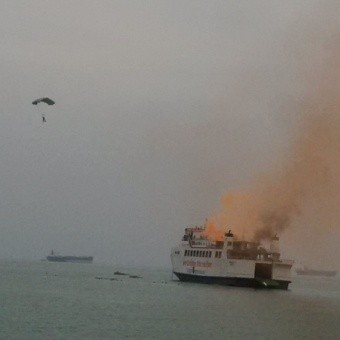 Di Depan SBY, Rescue Khusus Basarnas Beraksi Selamatkan Kapal Terbakar