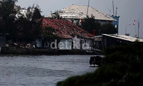 Personel TNI AL Evakuasi Korban Sambil Cari Perlindungan di Bawah Bangku