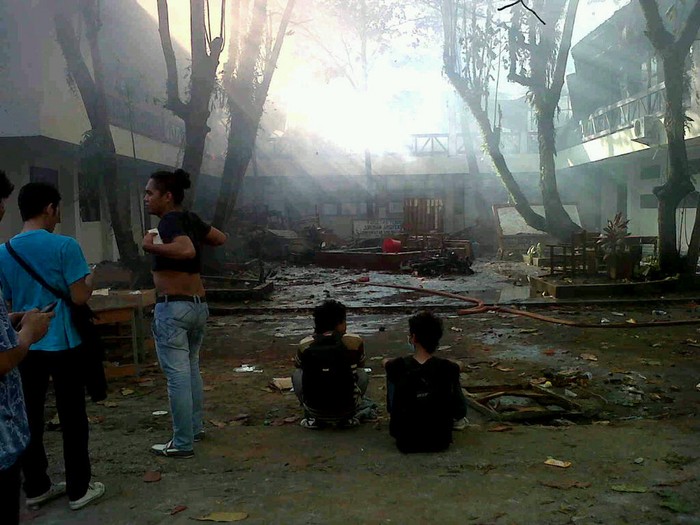 Mahasiswa Unsrat Bentrok, Batu dan Panah Berserakan di Kampus